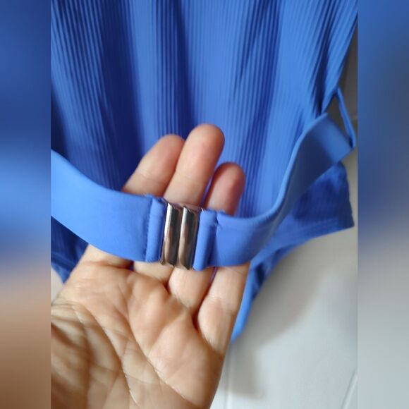 Body Glove Women's Blue V-Neck Belted One Piece Swimsuit Large NWT - Picture 3 of 10